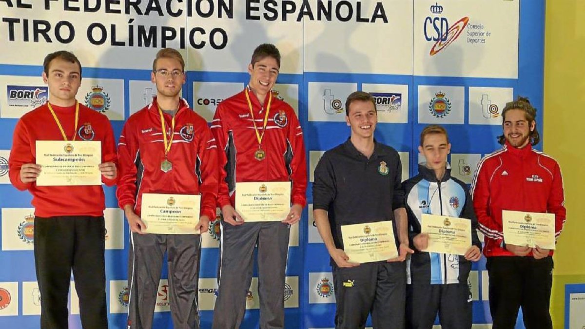 Los tres tiradores vallisoletanos, en lo más alto del podio tras su triunfo en el Nacional-El Mundo