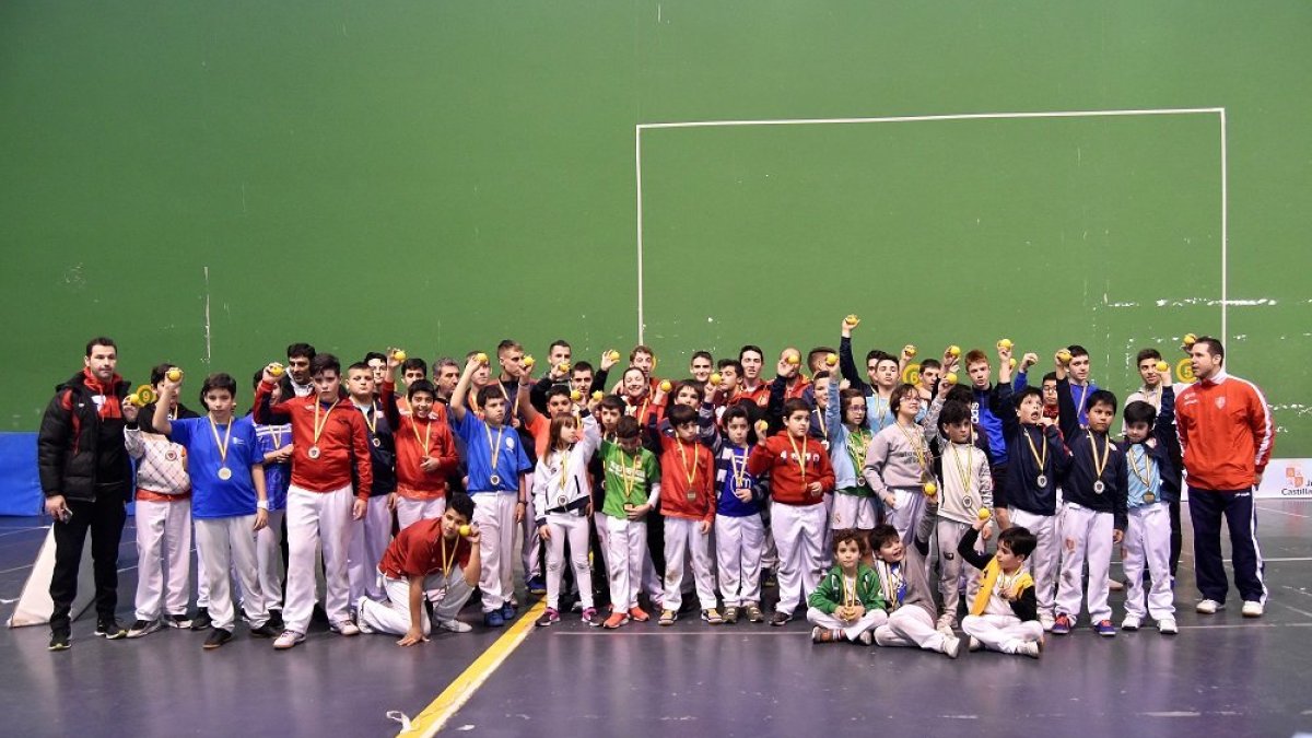 La tradicional foto de familia con todos los participantes en el Campeonato de Edad Escolar celebrado en Olmedo. REPORTAJE GRÁFICO: LUISA DE LA TORRE