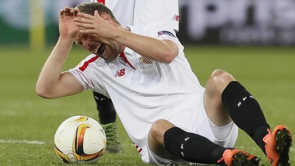 Michael Krohn-Dehli se duele la brutal rotura en la rótula derecha, el jueves durante el partido de la Europa League en Ucrania-EFE / SERGEY DOLZHENKO