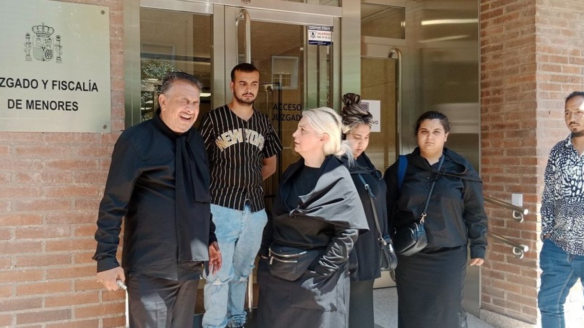 Familiares del niño tras el juicio celebrado el pasado 5 de junio. -E.M.