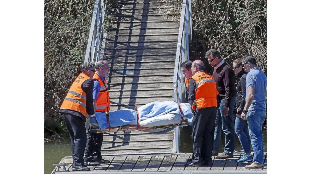 Operacios del servicio forense alzan el cadáver de Lalo García en uno de los pontones del río Pisuerga-P. REQUEJO