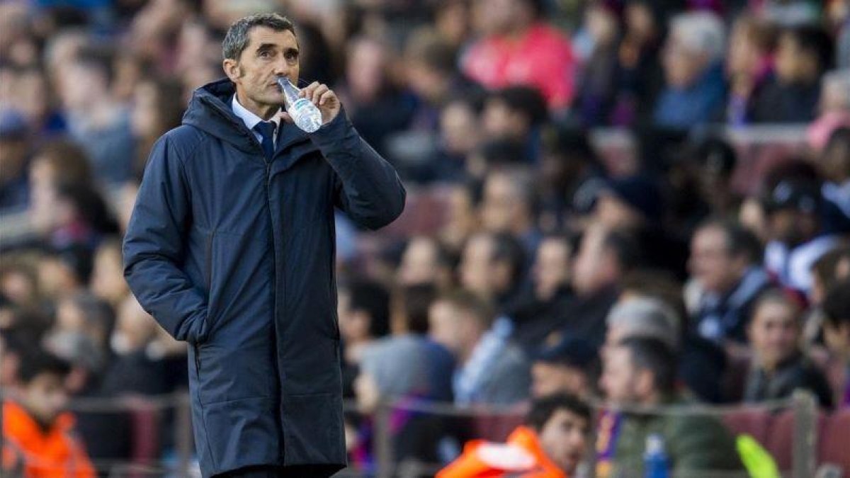 Valverde bebe un sorbo de agua mientras el árbitro consulta el VAR en el penalti de Suárez.-JORDI COTRINA