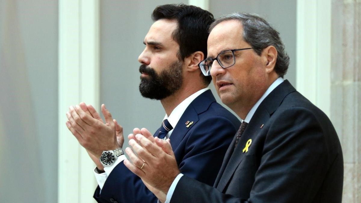 El president de la Generalitat, Quim Torra y el president del Parlament, Roger Torrent, durante su comparecencia en el Parlament-EL PERIÓDICO