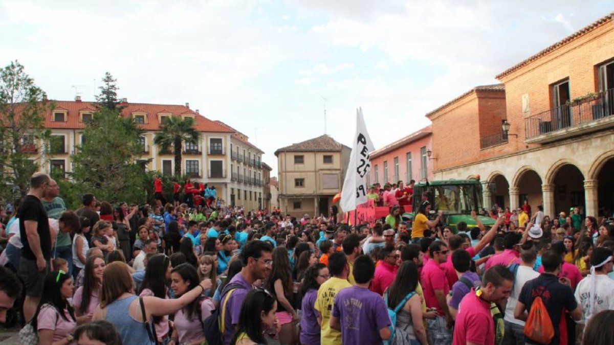 Asistentes al chupinazo en la Plaza Mayor de Medina de Rioseco.-El Mundo