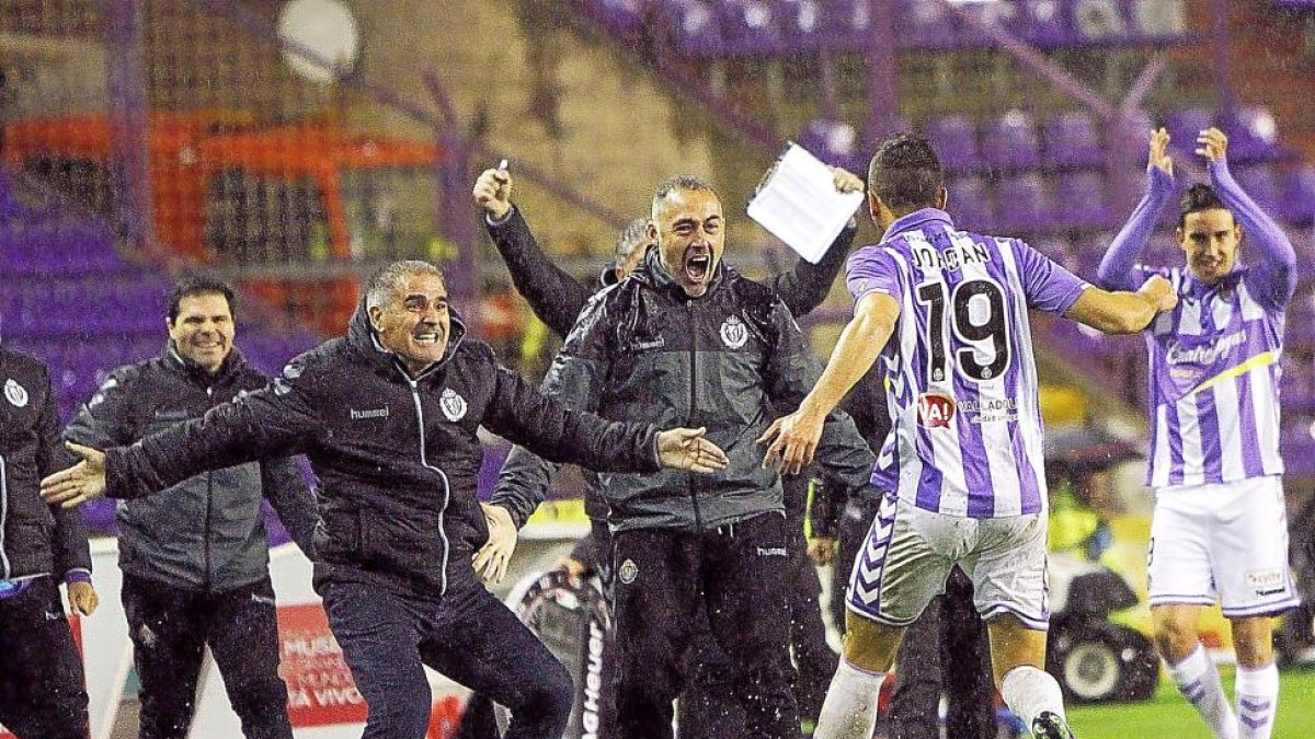 Paco Herrera y sus ayudantes celebran un gol de Jordán en Zorrilla-J.M. Lostau