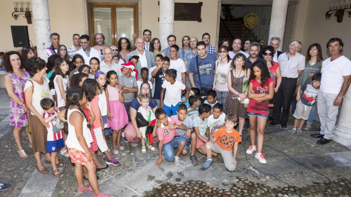 El presidente de la Diputación de Valladolid, Jesús Julio Carnero, durante la recepción de los niños saharauis en la Diputación de Valladolid-ICAL