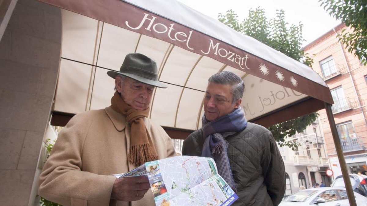 Dos turistas miran un mapa de la ciudad en Valladolid.-P. REQUEJO