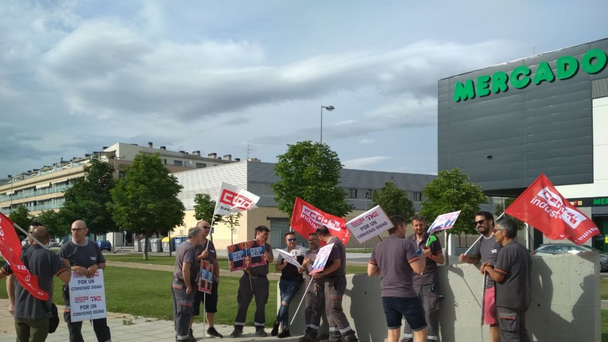 Trabajadores de TK elevadores en una concentración del pasado 21 de junio en Valladolid. -CCOOCYL
