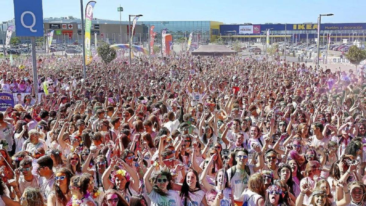 Participantes de la Holi Run en Arroyo-J. M. Lostau