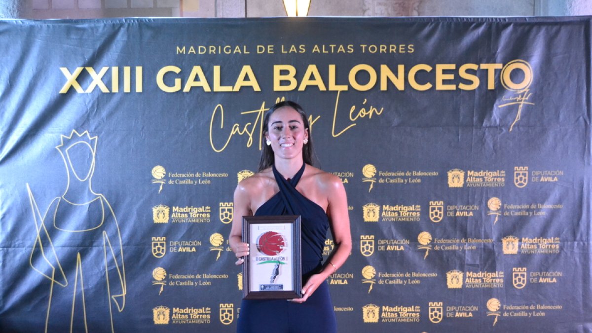 Sofía Alonso tras recoger el galardón en la gala regional de baloncesto. / FBCYL
