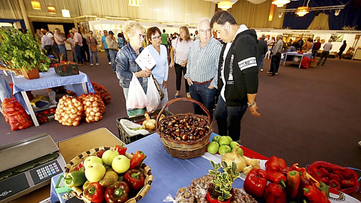 IX Feria del Pimiento del Bierzo y IV Feria de la Fruta en Carracedelo (León) en una imagen de archivo. | César Sánchez / ICAL