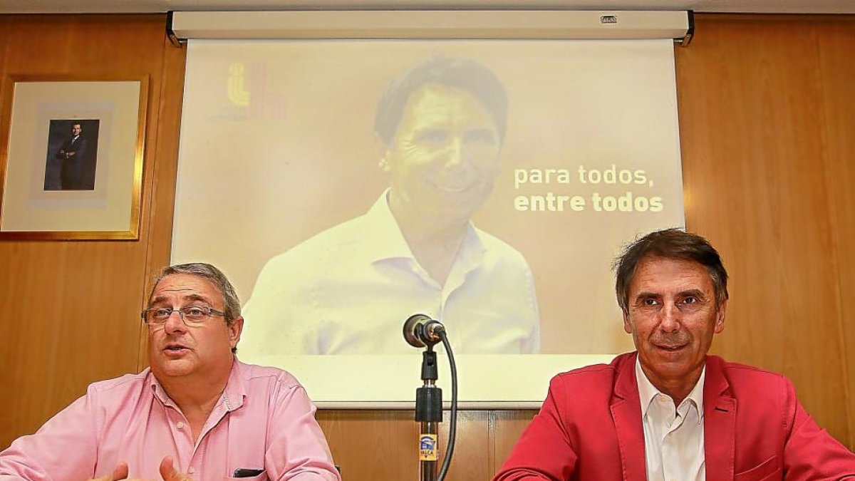 Isidoro Hornillos (derecha) ayer junto a Gerardo García Alaguero.-J. M. LOSTAU