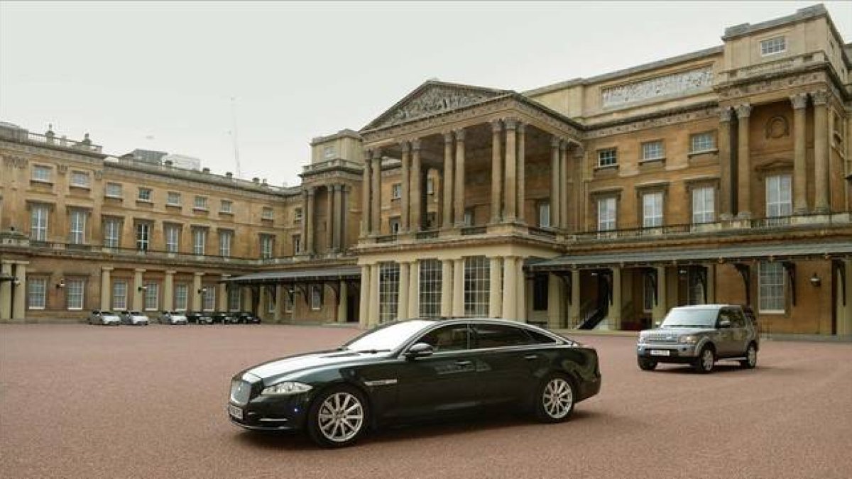 Cameron sale del palacio de Buickingham tras reunirse con la reina, este lunes.-Foto:   REUTERS / ANTHONY DEVLIN