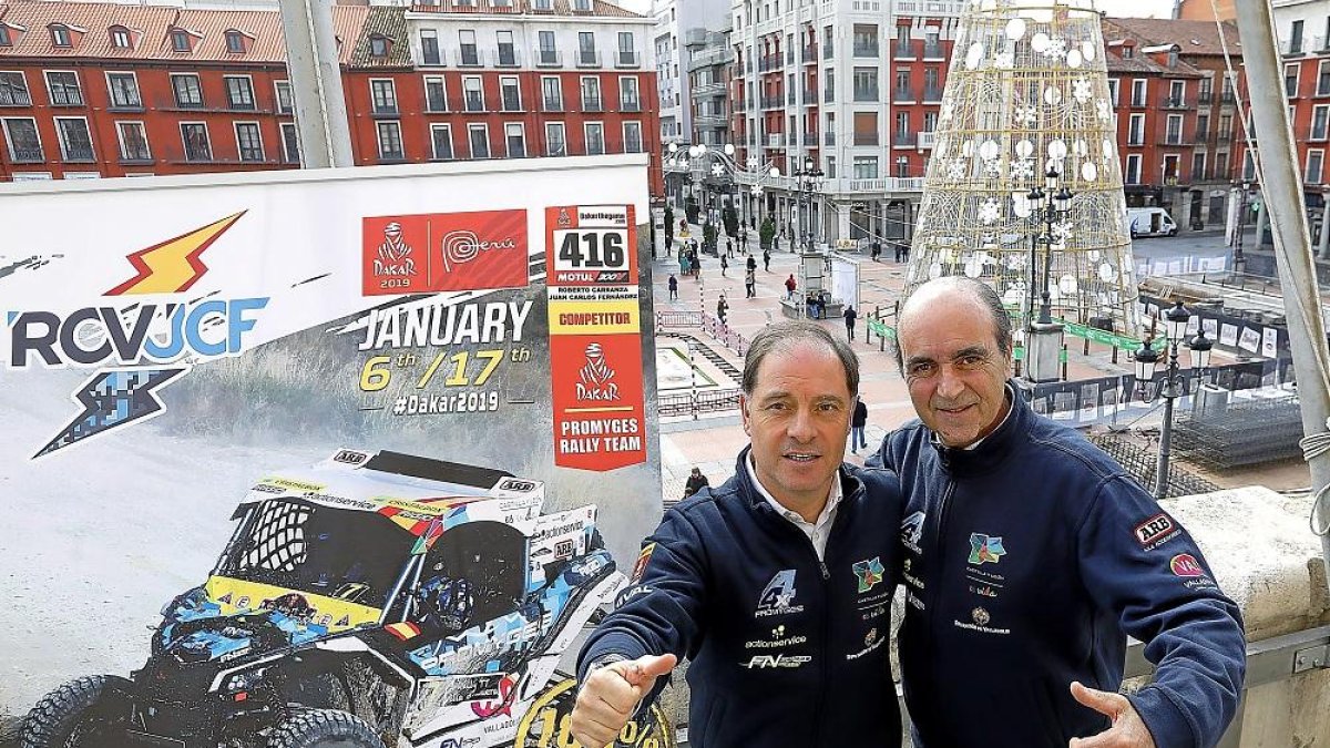 Roberto Carranza y Juan Carlos Fernández posan con su ‘buggy’ detrás.-J.M. LOSTAU