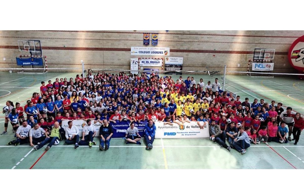 Foto de familia de los más de 400 jugadores y técnicos que participaron en el XXXDía delMinivoley.-MARIANO GONZÁLEZ