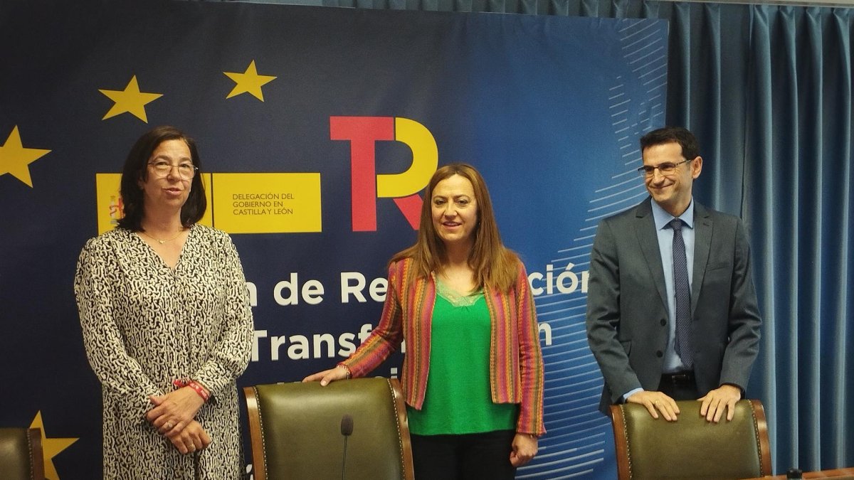 La delegada del Gobierno, Virginia Barcones, flanqueada por la subdelegada, Alicia Villar, y el secretario general de la Delegación del Gobierno, Javier Pérez. EUROPA PRESS