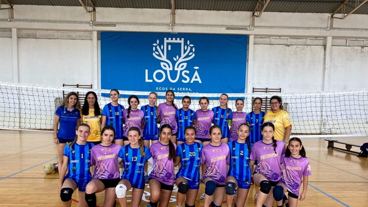 Equipo infantil femenino del Valladolid Club Voleibol. junto al CV Esplugues / EM
