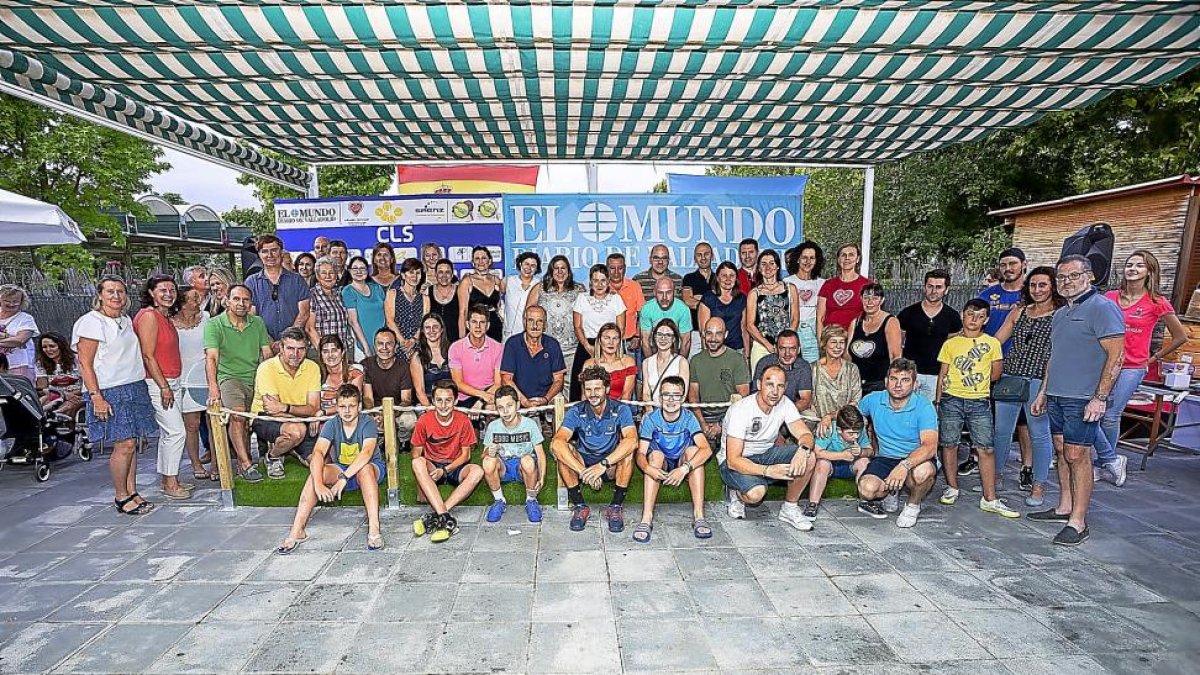 La tradicional foto de familia con todos los jugadores que recibieron premio y con los patrocinadores en las instalaciones del Lasa Sport.-PABLO REQUEJO