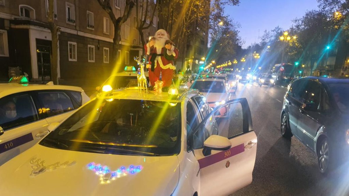 Caravana de taxis para ver las luces de Navidad. - E.M.