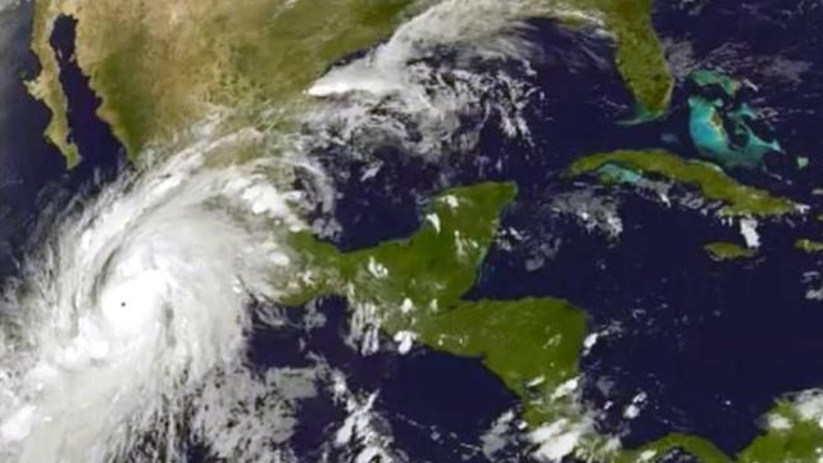 El ciclón Patricia, en una fotografía satelital de esta mañana, ya prácticamente sobre territorio mexicano.-NOAA