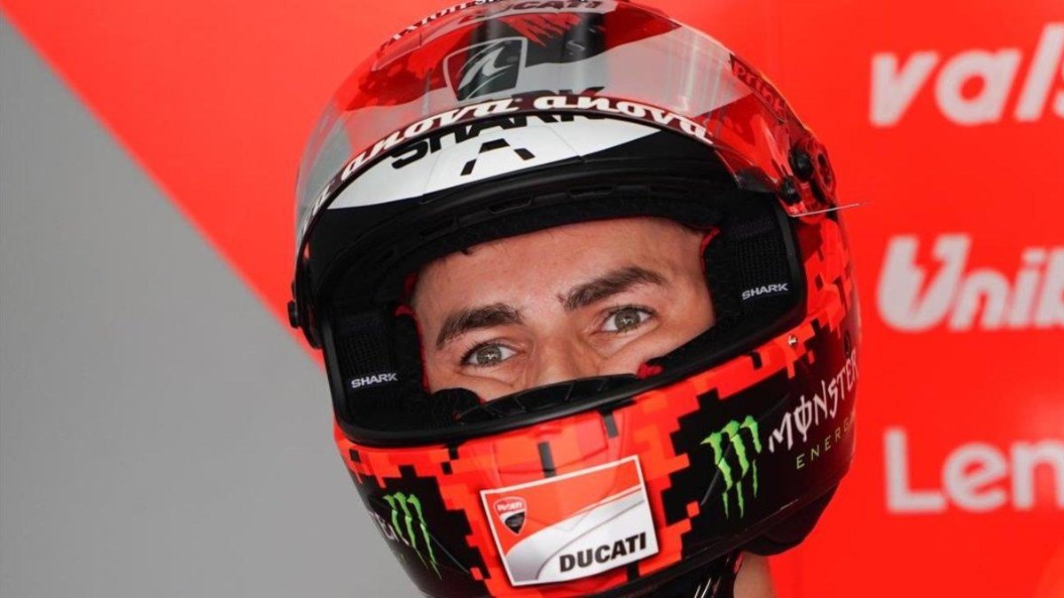 Jorge Lorenzo (Ducati), en Sepang (Malasia), poco antes de salir hoy a pista-ALEJANDRO CERESUELA