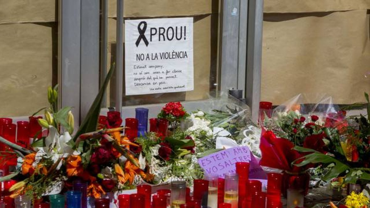 Velas y flores en el instituto Joan Fuster de Barcelona, el día después de la tragedia.-FERRAN NADEU