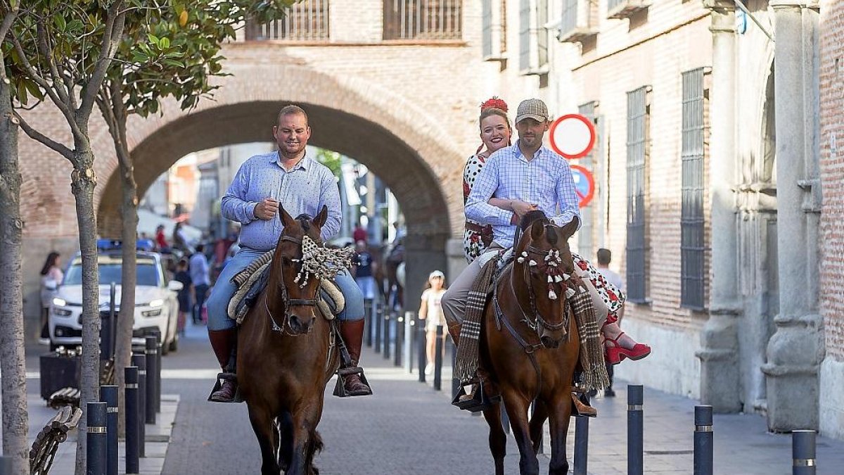 Imagen de archivo de caballistas durante la Romería mientras pasean por las céntricas calles de Medina del Campo de camino a la Plaza de Toros.