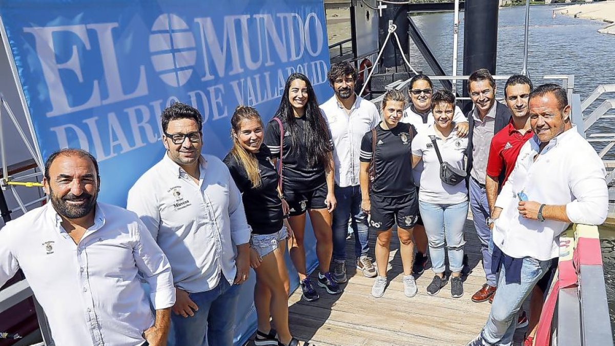 Jugadores, directivos y técnicos de los equipos de rugby femenino y masculino SilverStorm El Salvador.-J.M. LOSTAU