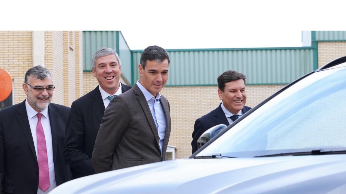 José Vicente de los Mozos, Pedro Sánchez y Carlos Fernández Carriedo, durante la visita al centro de I+D de Renault en Valladolid. ICAL