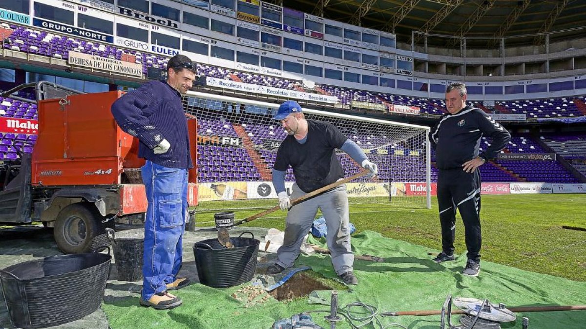 Apertura de uno de los agujeros que sustentarán las porterías de rugby.-Pablo Requejo