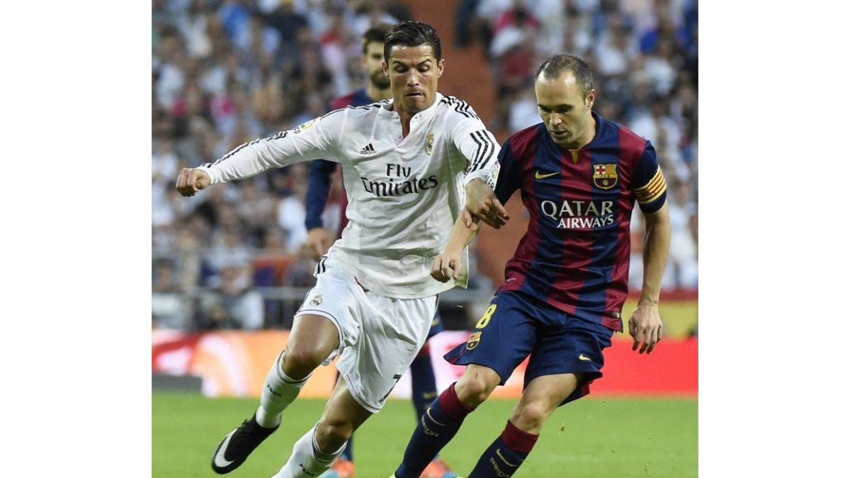 Andrés Iniesta, durante el partido disputado ayer frente al Real Madrid en el Bernabéu.-Foto: AFP