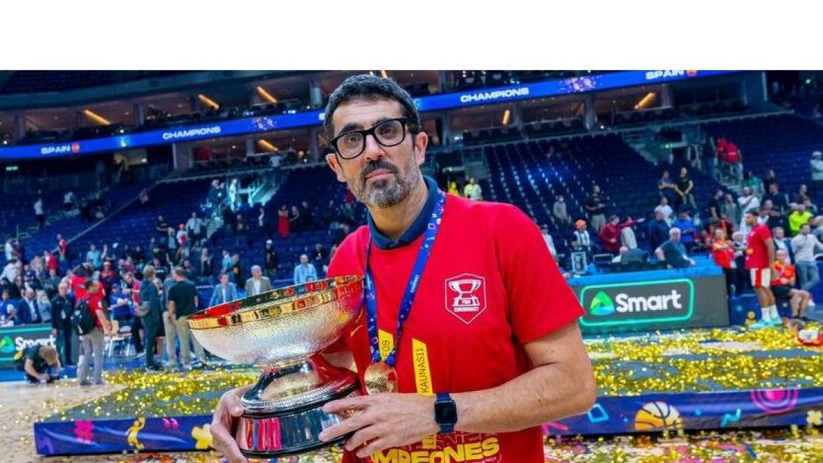 Javi Bello con el trofeo de campeones del Eurobasket. / E. M.