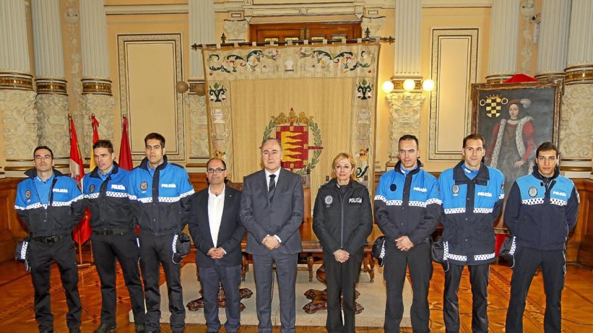 Los nuevos miembros del cuerpo de Policía Municipal en el acto de jura al que asistieron Luis Vélez, Antnoio Gato y Julia González Calleja.-J. M. LOSTAU