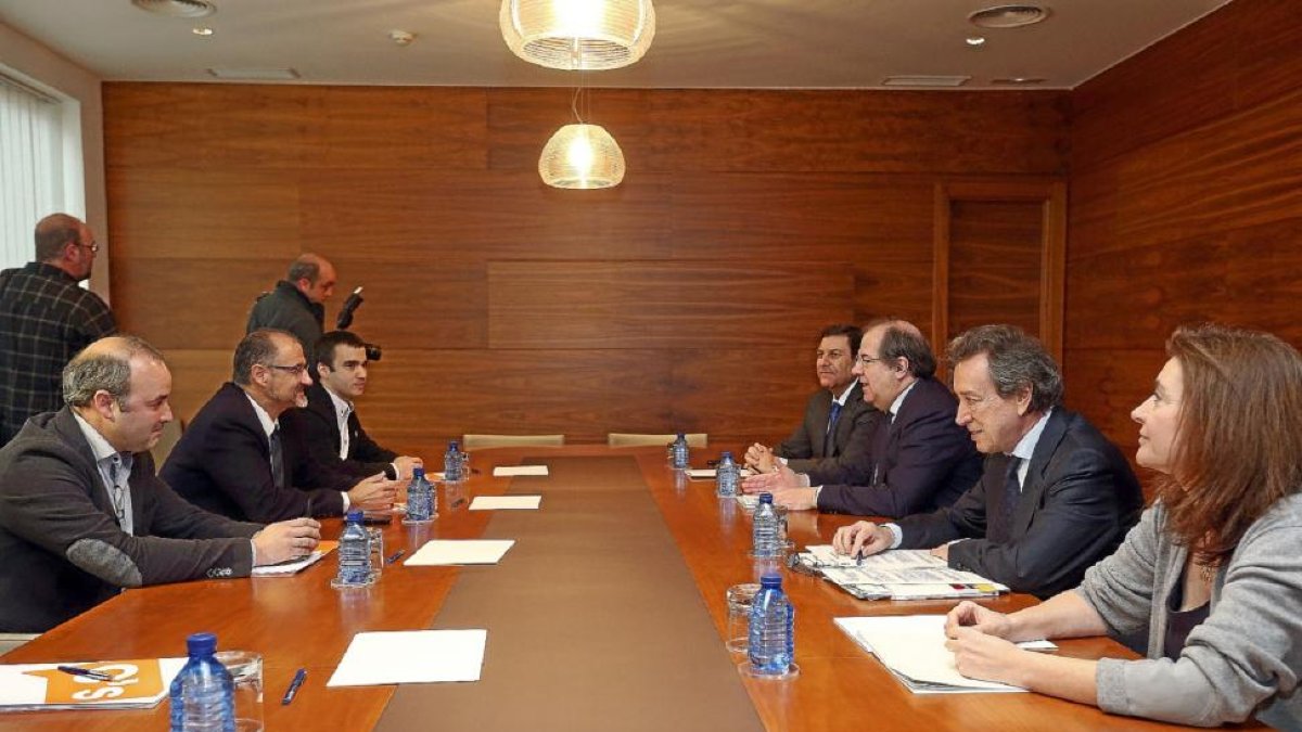 A la izquierda, Castaño, Fuentes y Yáñez, de Ciudadanos; a la derecha, Carriedo, Herrera, De Santiago-Juárez y López, en la reunión de ayer.-J. M. Lostau