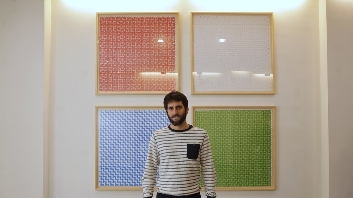 Salim Malla junto a las obras de 'Mercametros cuadrados'. | PHOTOGENIC