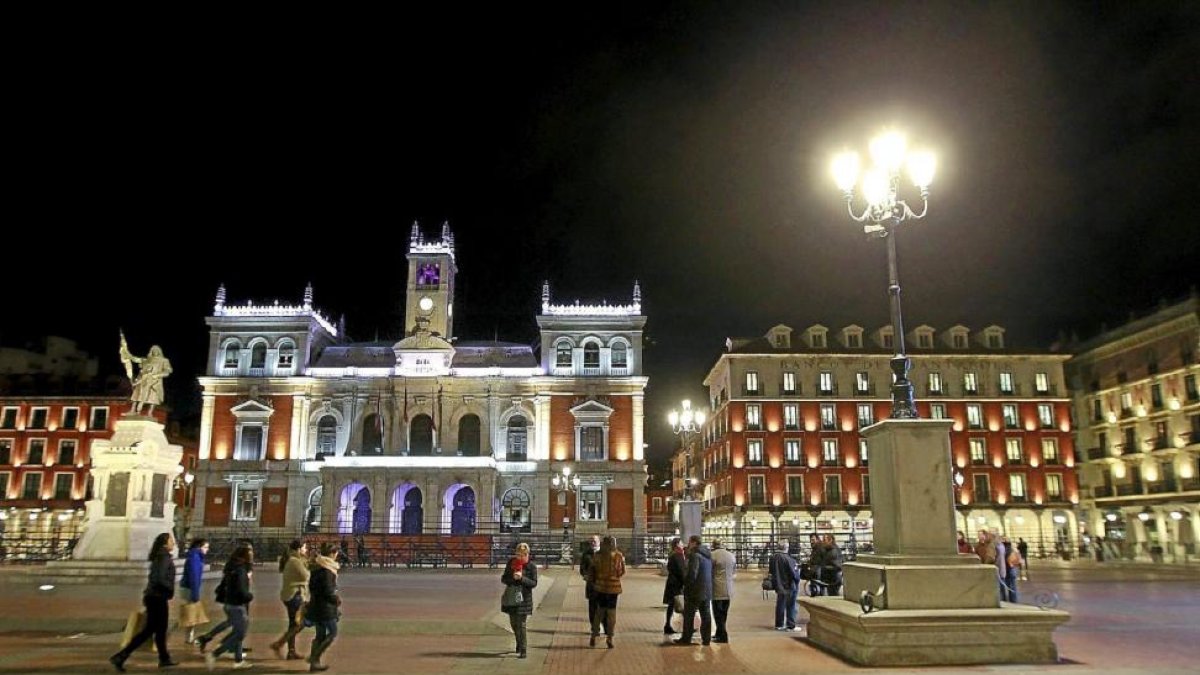 Plaza Mayor de Valladolid iluminada por la noche.-J. M. LOSTAU