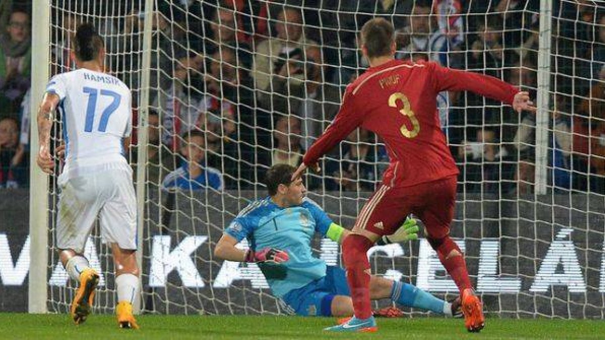 Piqué observa a Casillas en la falta que supuso el primer gol de Eslovaquia ante España, el 9 de octubre en Zilina.-Foto: AFP / JOE KLAMAR