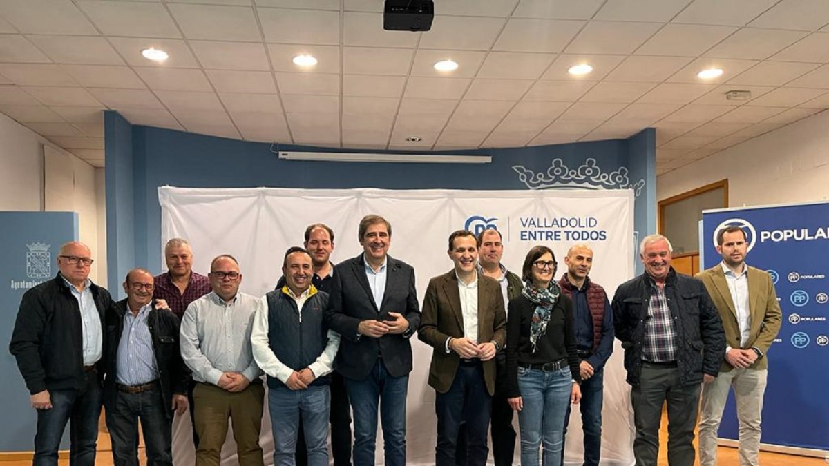 Los candidatos de la zona de Íscar, el primero por la izquierda Alfonso Centeno, con el presidente del PP, Conrado Íscar.-E. M.