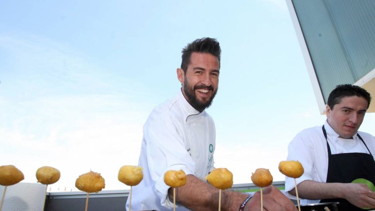 El chef Javier Peña, colaborador del proyecto de la empresa Naturae, realiza un show-cooking con de tacos de aloe vera en almíbar-Ical