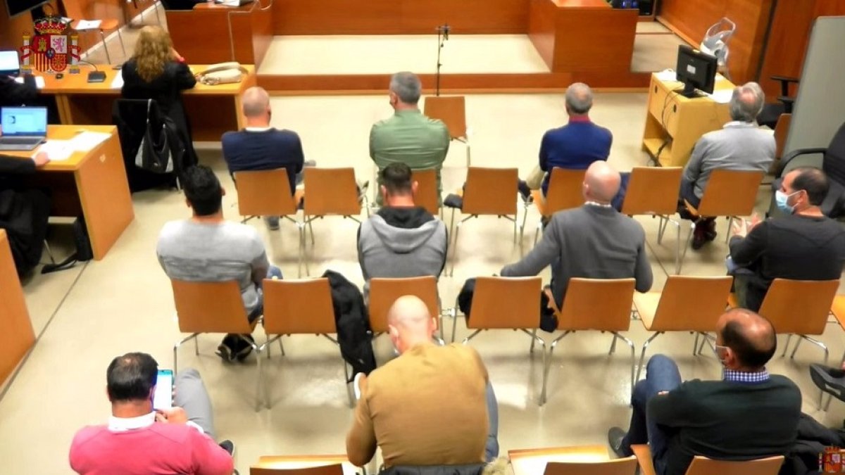Los acusados en el segundo día del juicio por las supuestas filtraciones en las oposiciones a bombero-conductor en la Diputación de Valladolid. - E. PRESS