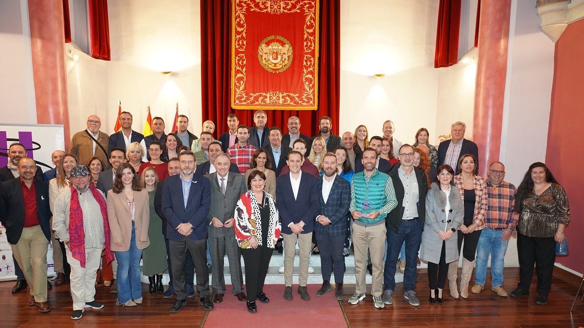 Alcaldes de los pueblos adheridos a la red ‘Hombres por la Igualdad’ junto al presidente de la Diputación, Conrado Íscar - E.M.