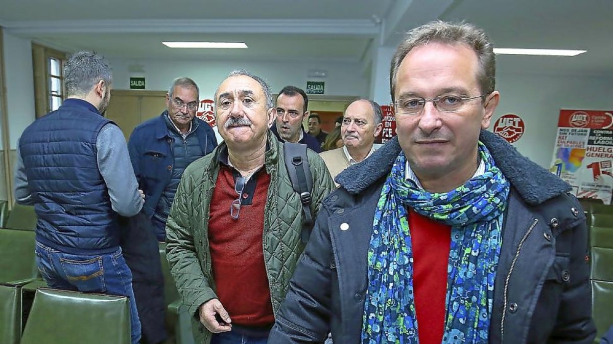 El secretario general confederal de UGT, Pepe Álvarez (I), y el secretario general de FICA-UGT, Pedro Hojas (D), durante su visita al Bierzo. -ICAL