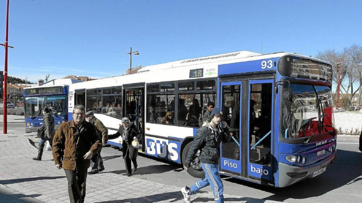 Parada en la localidad de La Cistérniga de los autobuses urbanos llegados desde Valladolid .-J. M. Lostau