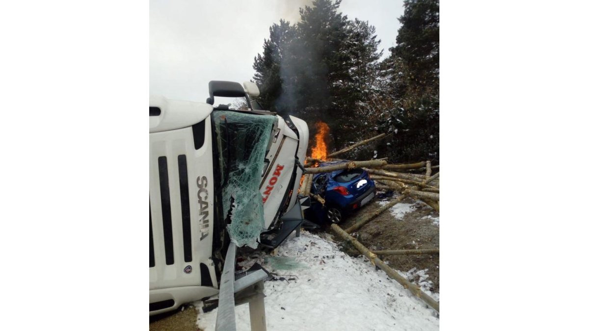 Estado en el que quedaban el camión y el turismo, ambos ardiendo, en el accidente de Soria. E. M.