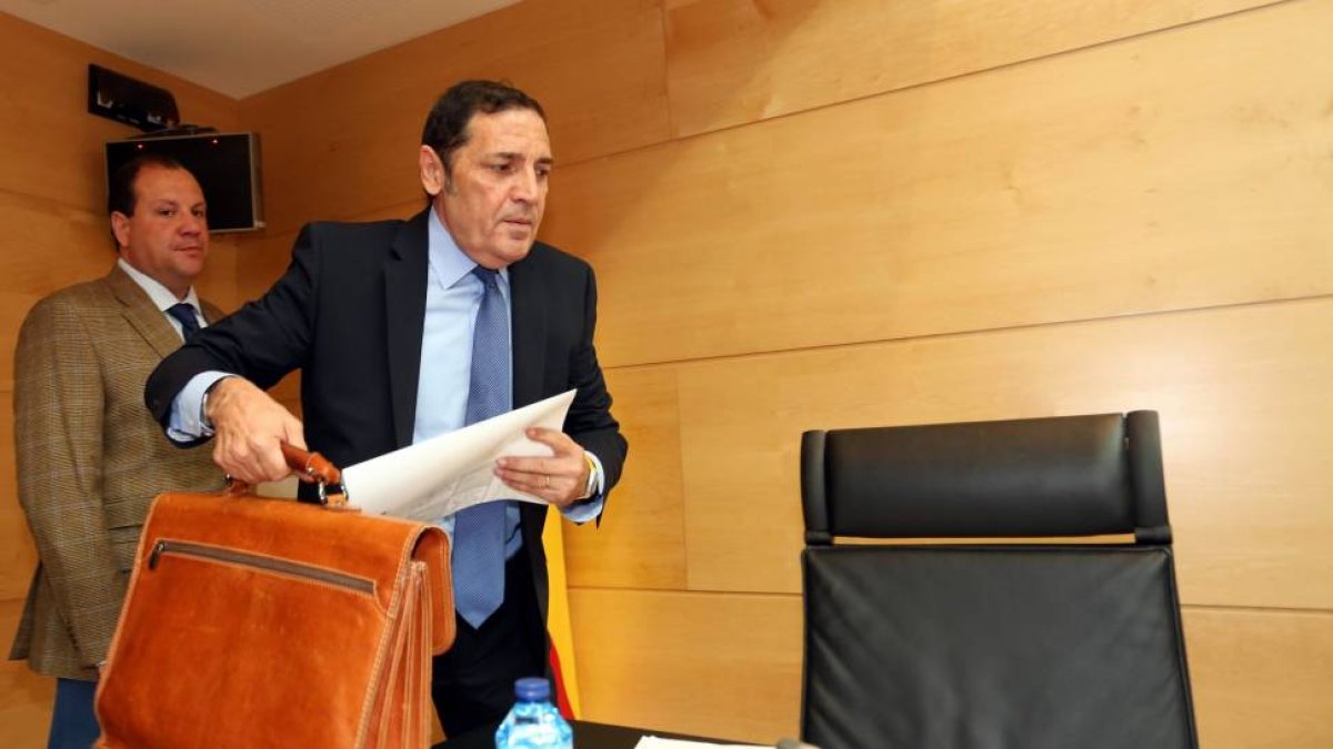 El consejero de Sanidad, Antonio Sáez, comparece en las Cortes para explicar su programa de legislatura-Ical