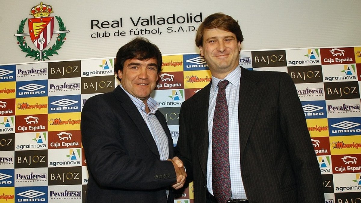 Marcos Alonso y el presidente del Real Valladolid Carlos Suárez  en la presentación del entrenador en 2005. /EL MUNDO