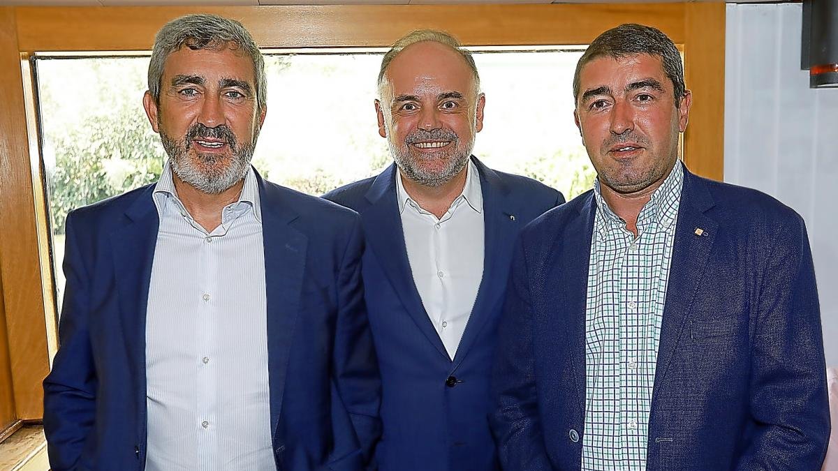 Jesús Presa, Javier Sánchez Oliva (Renault) y Pablo Lago (Director de El Mundo de Castilla y León)-