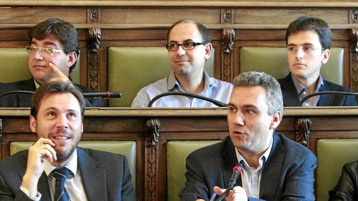 Óscar Puente y Javier Izquierdo en un pleno del Ayuntamiento-J.M.Lostau