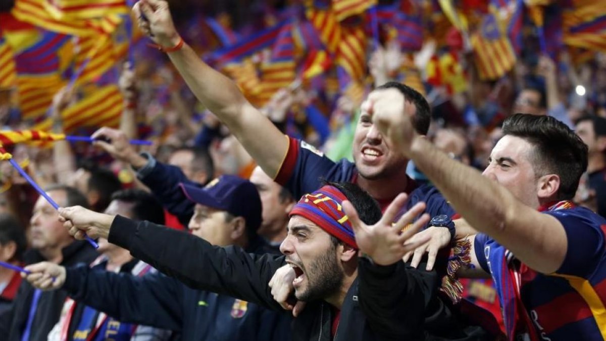 Aficionados del Barcelona en el Wanda-AP/ PAUL WHITE