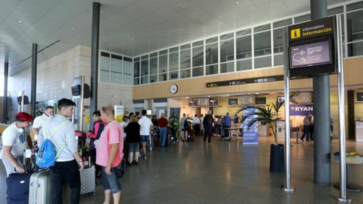 Pasajeros esperando para facturar en el aeropuerto de Villanubla-ICAL